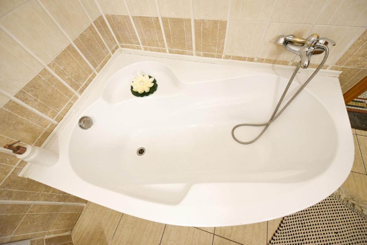Vintage Elegance, Modern Comfort: 1Br Apartment Overlooking Calea Victoriei Bucharest Luaran gambar
